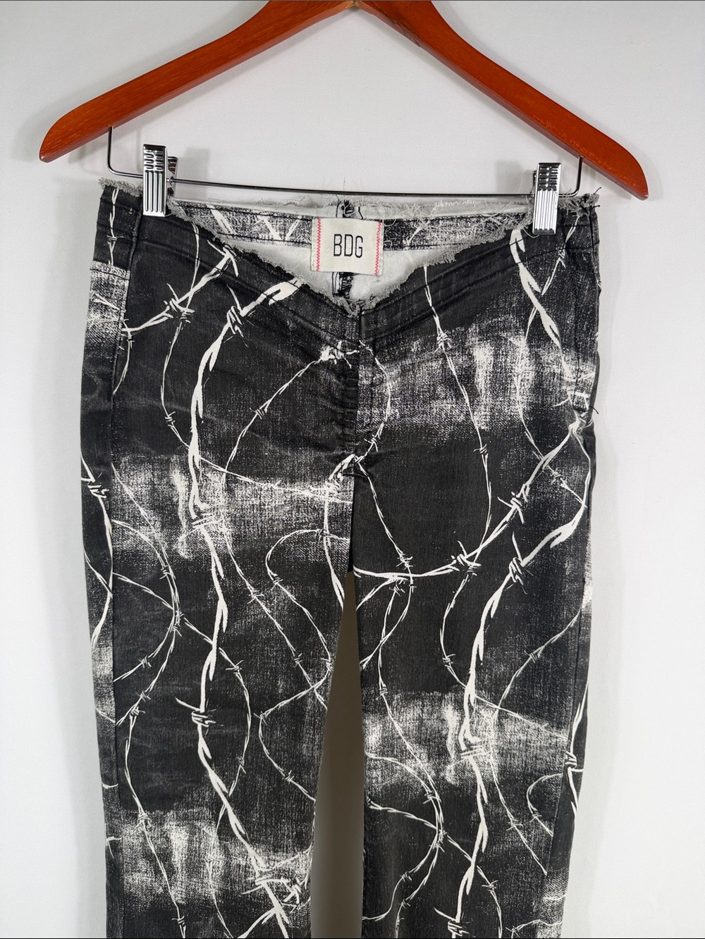 BDG Ruched Dipped V Flare Black and White Print Low Rise Jeans. Womens Size 28 - Picture 4 of 10